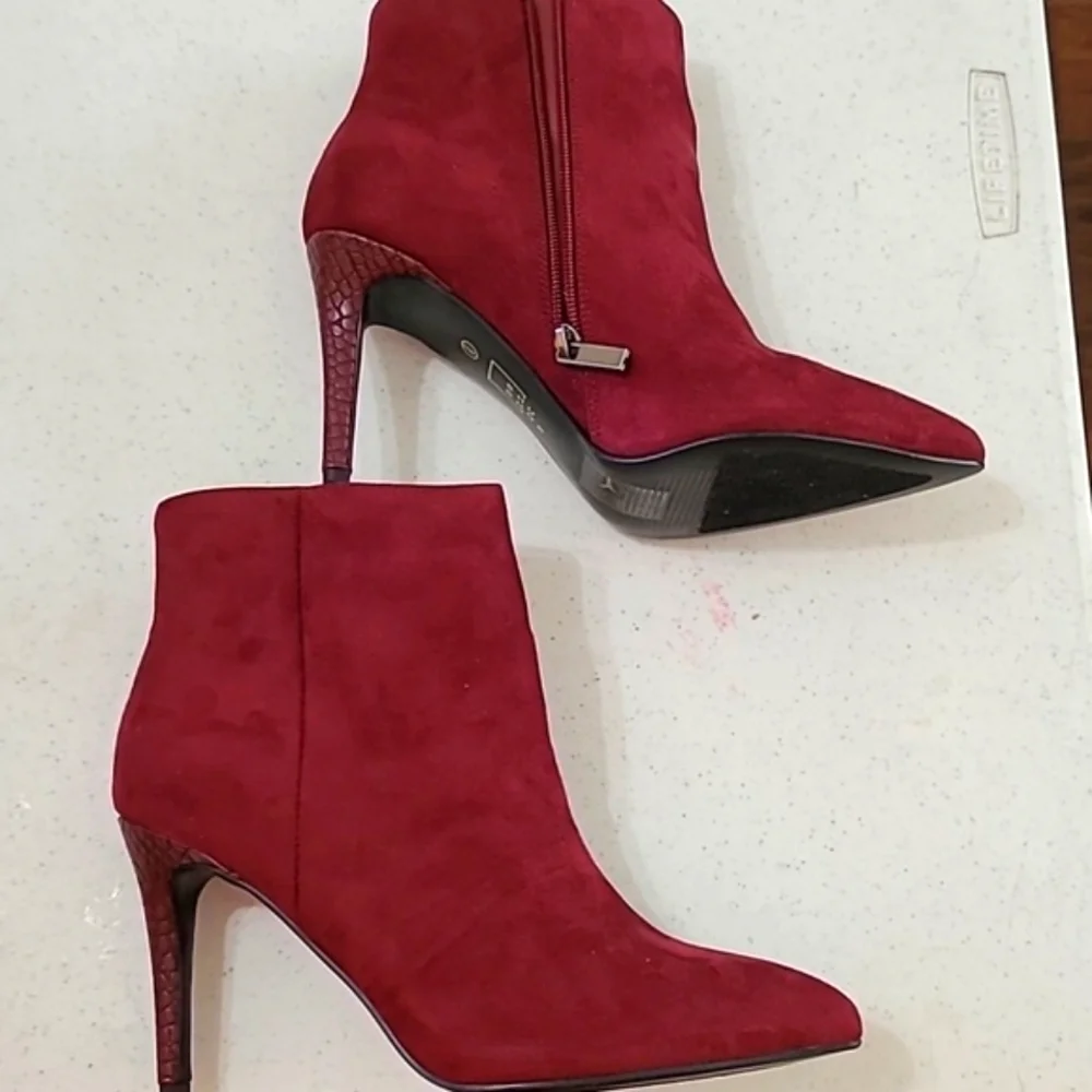 NWOT Shu Shop women's burgandy suede boots with snakeskin heels size 9